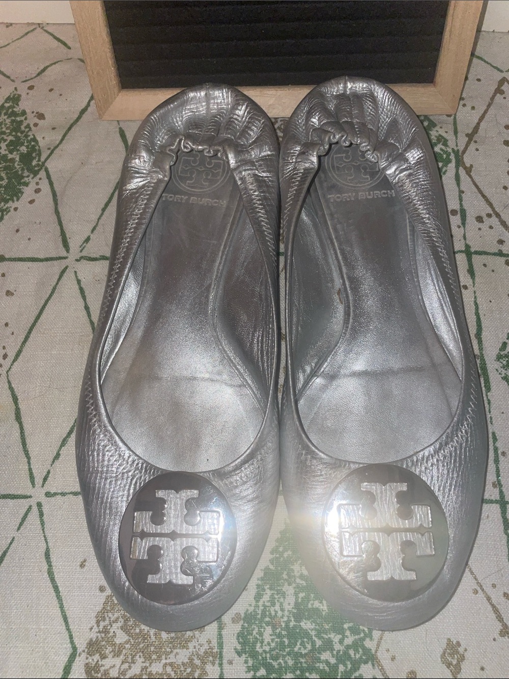 TORY BURCH Silver metallic LEATHER BALLET FLAT SLIPPERS SHOES Silver buckle Sz 8